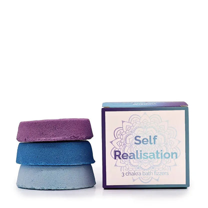 Coffret de bombes de bain moussantes "Self Realisation" avec 3 bombes aux couleurs violette, bleu foncé et bleu clair. Mélanges d’huiles essentielles pour harmoniser les chakras Couronne, Troisième Œil et Gorge. Présenté dans un emballage élégant mandala. 