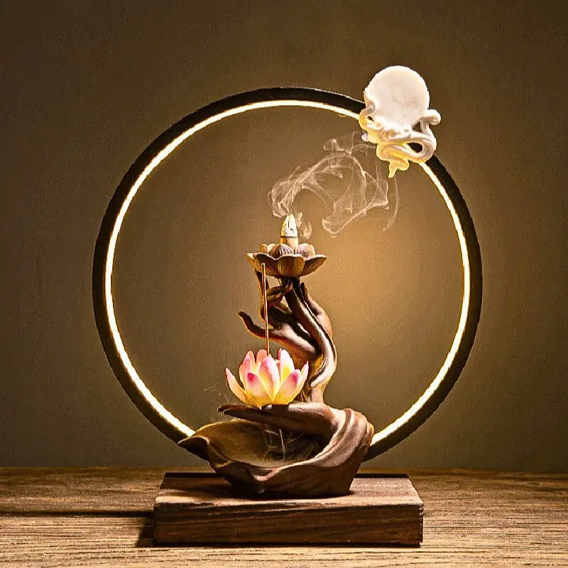 Brûle-encens, cercle de lumière LED, terre cuite artisanale création artistique et  raffinée, fleur de lotus dans la main