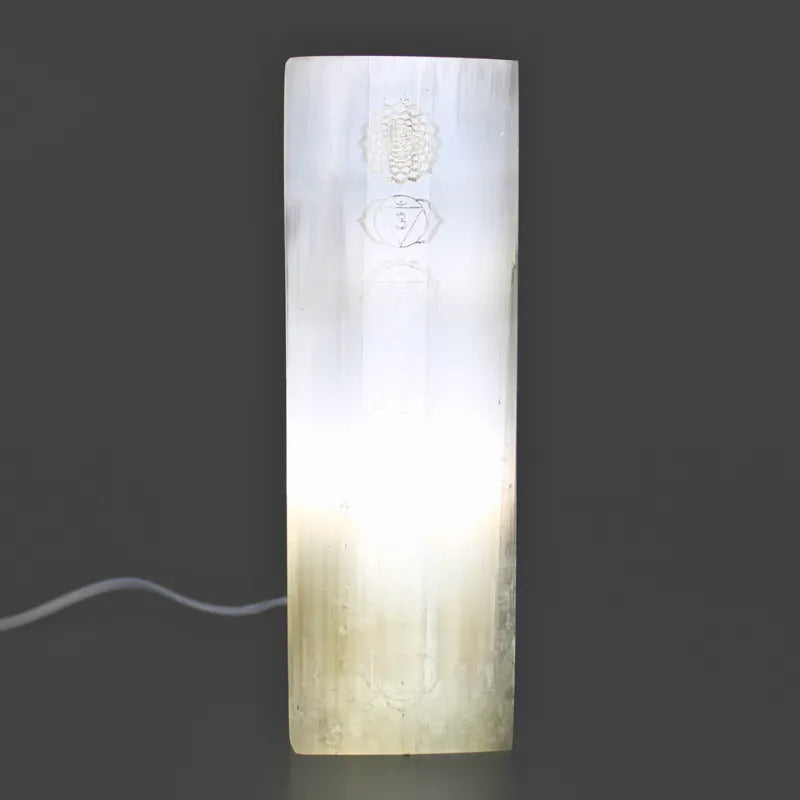 Lampe en sélénite cylindrique avec gravure des 7 chakras, idéale pour apaiser et purifier les énergies