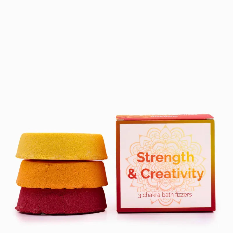 Coffret "Strength & Creativity" contenant 3 bombes de bain moussantes aux couleurs jaune, orange et rouge. Mélanges spécifiques pour équilibrer les chakras Plexus Solaire, Sacré et Racine. Boîte cadeau ornée d’un motif mandala. 