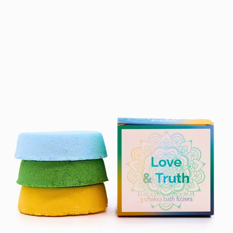 Coffret "Love & Truth" avec 3 bombes de bain moussantes aux couleurs vert, bleu clair et jaune. Idéal pour harmoniser les chakras Cœur, Gorge et Plexus Solaire. 